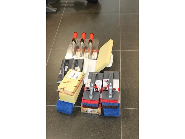 Tegelzetgereedschappen in diverse uitvoeringen - afbeelding 2 van  2
