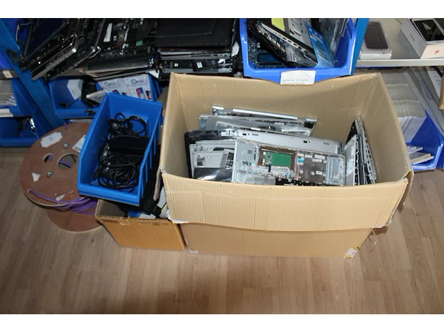 Telefoon, tablet en laptop onderdelen in wandstelling w.o. beschermingen, behuizingen, kabels, accu's, disp... - afbeelding 6 van  6