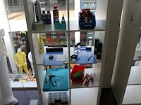 Telefoon/tablet reparatiegereedschappen en middelen in kast - afbeelding 1 van  3