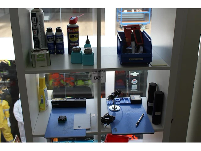 Telefoon/tablet reparatiegereedschappen en middelen in kast - afbeelding 2 van  3