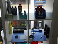 Telefoon/tablet reparatiegereedschappen en middelen in kast - afbeelding 2 van  3