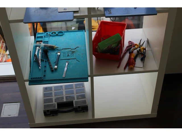 Telefoon/tablet reparatiegereedschappen en middelen in kast - afbeelding 3 van  3