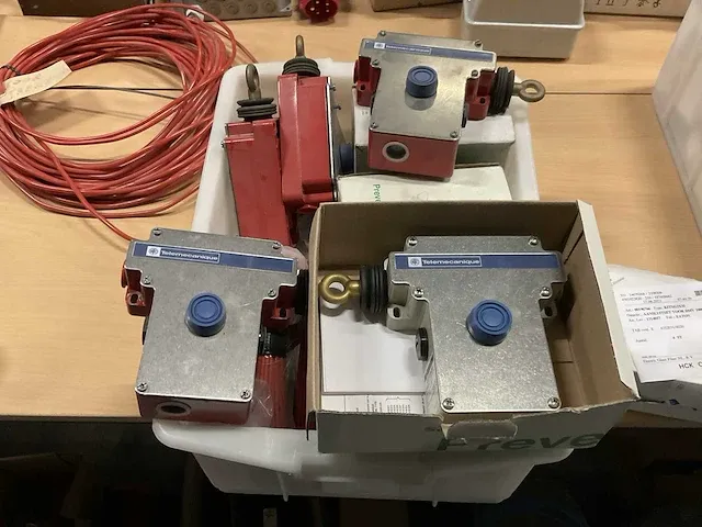 Telemecanique xy2 ce2a290 / 250 noodstop trekkoord schakelaar (8x) - afbeelding 1 van  5
