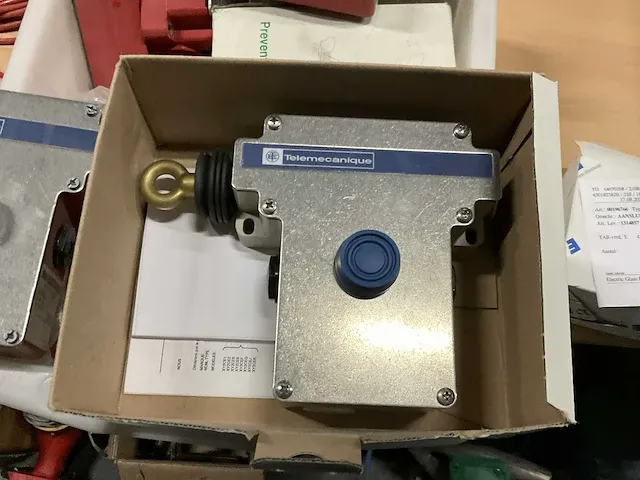 Telemecanique xy2 ce2a290 / 250 noodstop trekkoord schakelaar (8x) - afbeelding 2 van  5