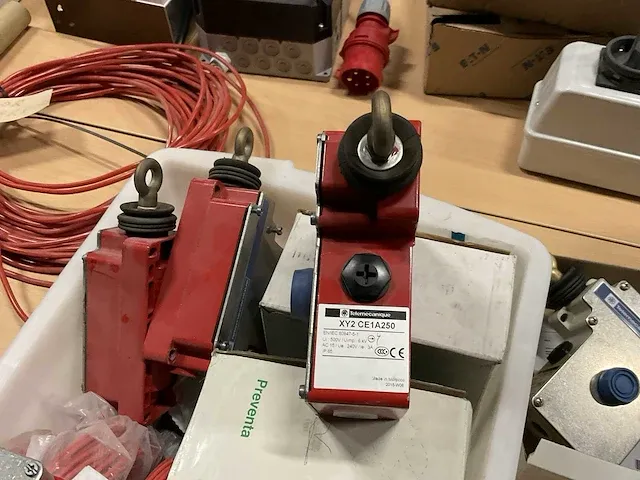 Telemecanique xy2 ce2a290 / 250 noodstop trekkoord schakelaar (8x) - afbeelding 4 van  5