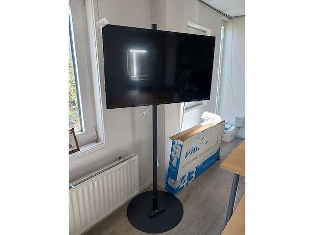 Televisie op standaard, philips | locatie roden - afbeelding 1 van  12