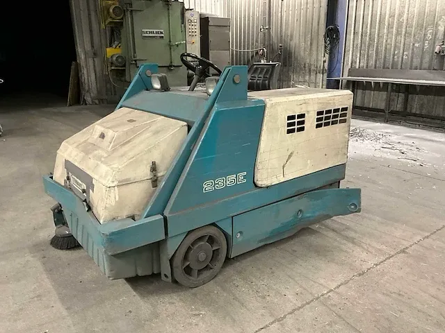 Tennant 235e zelfrijdende veegmachine - afbeelding 1 van  15