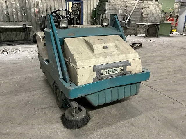 Tennant 235e zelfrijdende veegmachine - afbeelding 9 van  15