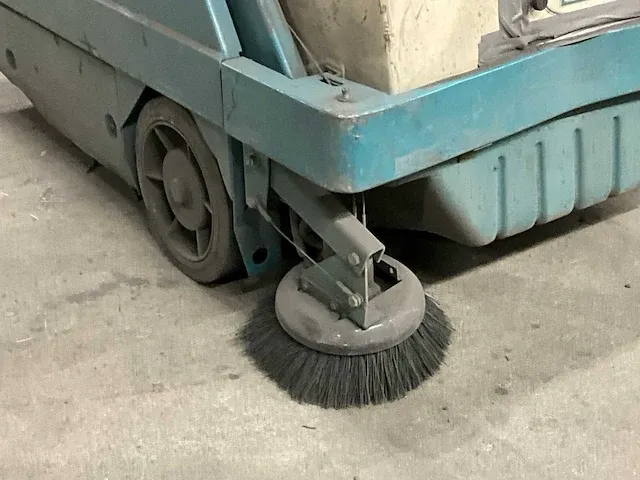 Tennant 235e zelfrijdende veegmachine - afbeelding 13 van  15