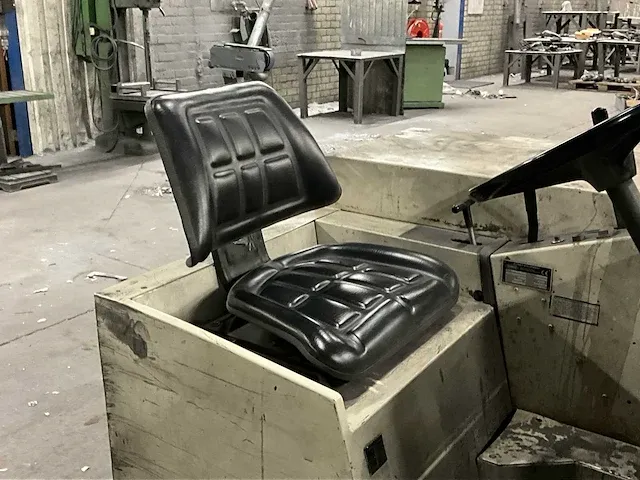 Tennant 235e zelfrijdende veegmachine - afbeelding 14 van  15