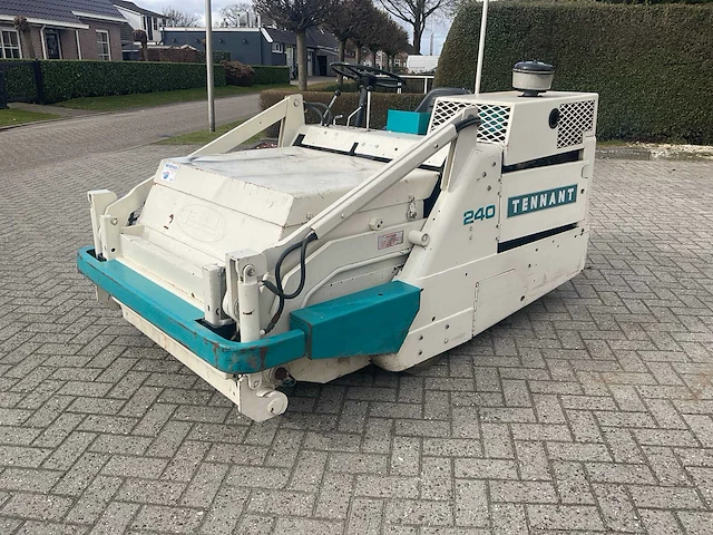 Tennant 240 zelfrijdende veegmachine diesel - afbeelding 1 van  11
