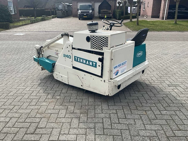 Tennant 240 zelfrijdende veegmachine diesel - afbeelding 4 van  11