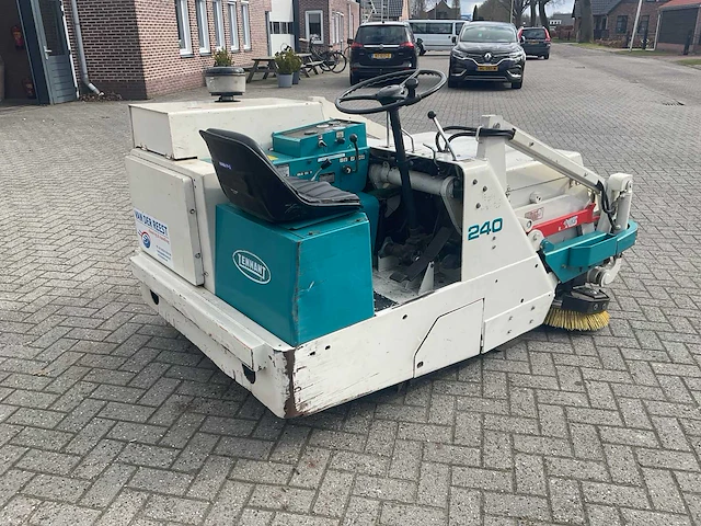 Tennant 240 zelfrijdende veegmachine diesel - afbeelding 6 van  11