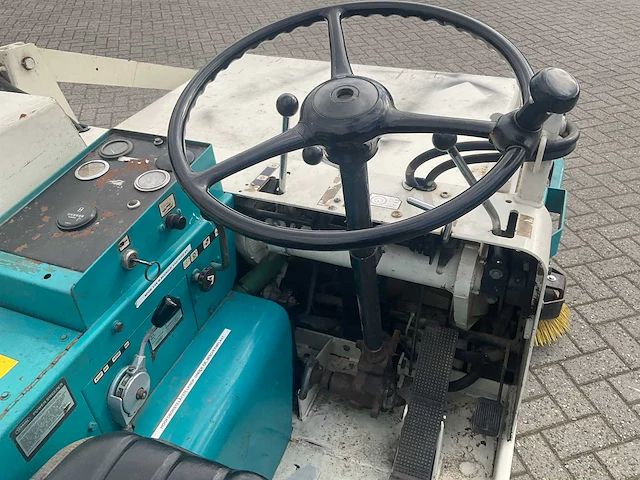 Tennant 240 zelfrijdende veegmachine diesel - afbeelding 9 van  11