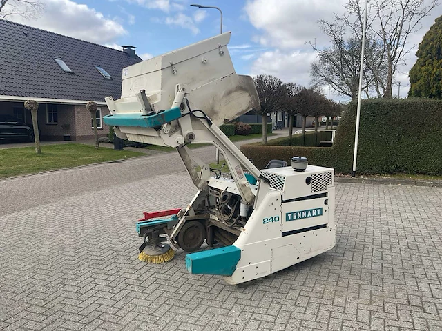Tennant 240 zelfrijdende veegmachine diesel - afbeelding 10 van  11