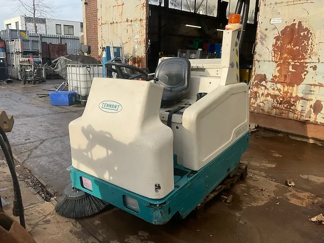 Tennant 6200 zelfrijdende veegmachine - afbeelding 2 van  9