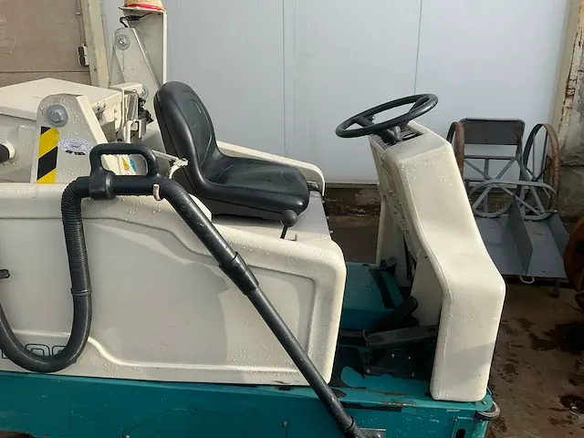 Tennant 6200 zelfrijdende veegmachine - afbeelding 6 van  9