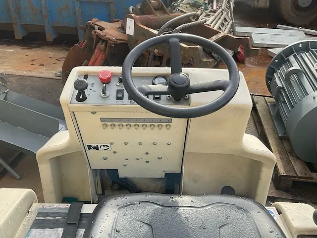 Tennant 6200 zelfrijdende veegmachine - afbeelding 7 van  9