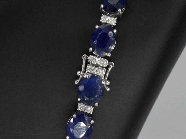 Tenniscollier met grote saffieren en natuurlijke diamanten - afbeelding 8 van  11