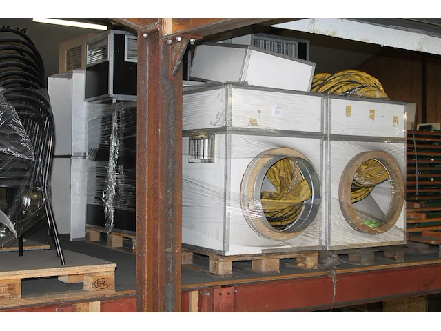 Tentverwarmingsonderdelen op en naast vier pallets, waaronder kasten en aan-/afvoerslangen. - afbeelding 1 van  3