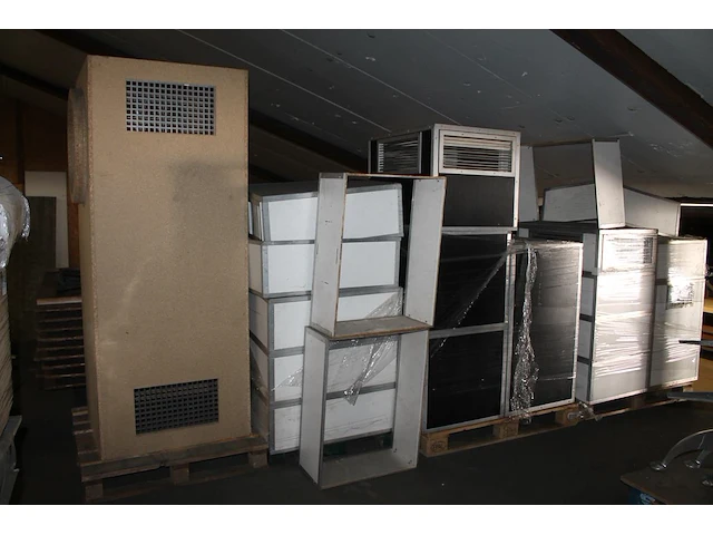 Tentverwarmingsonderdelen op en naast vier pallets, waaronder kasten en aan-/afvoerslangen. - afbeelding 3 van  3