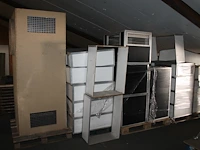 Tentverwarmingsonderdelen op en naast vier pallets, waaronder kasten en aan-/afvoerslangen. - afbeelding 3 van  3