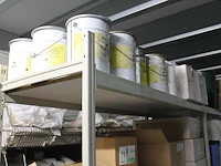 Terpetijnwas in diverse kleuren, plastic zakken, tissuerollen, stofdoeken, staalwolkokers, emmers en vloeip... - afbeelding 2 van  7
