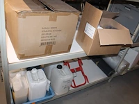 Terpetijnwas in diverse kleuren, plastic zakken, tissuerollen, stofdoeken, staalwolkokers, emmers en vloeip... - afbeelding 4 van  7