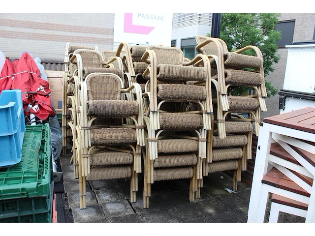 Terrasmeubilair bestaande uit 15 tafels 80 x 80 x 75 cm en circa 70 stoelen. - afbeelding 1 van  4