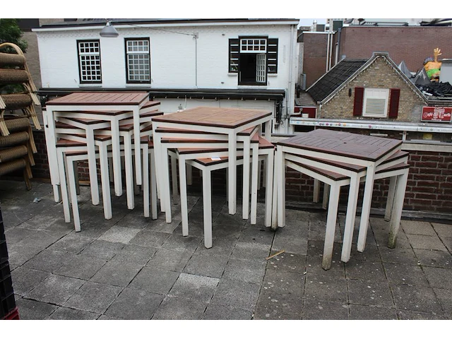 Terrasmeubilair bestaande uit 15 tafels 80 x 80 x 75 cm en circa 70 stoelen. - afbeelding 2 van  4