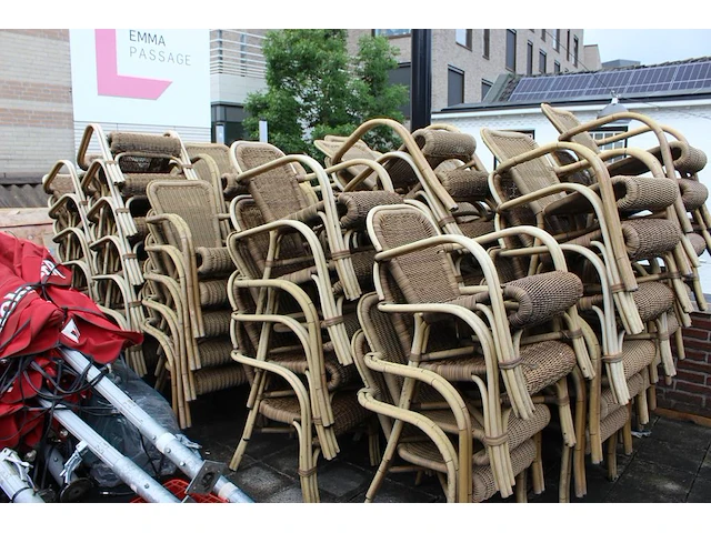 Terrasmeubilair bestaande uit 15 tafels 80 x 80 x 75 cm en circa 70 stoelen. - afbeelding 3 van  4