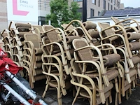 Terrasmeubilair bestaande uit 15 tafels 80 x 80 x 75 cm en circa 70 stoelen. - afbeelding 3 van  4