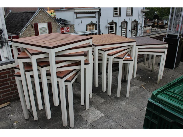 Terrasmeubilair bestaande uit 15 tafels 80 x 80 x 75 cm en circa 70 stoelen. - afbeelding 4 van  4
