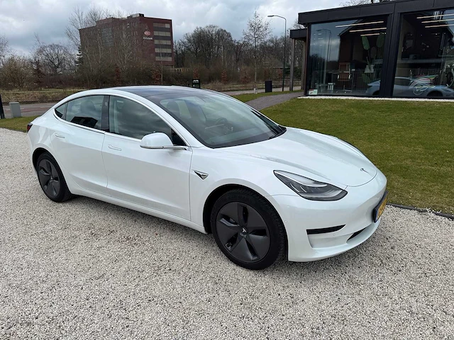 Tesla - model 3 - stnd.rwd plus 60 kwh - g-484-px - 2019 - afbeelding 11 van  23