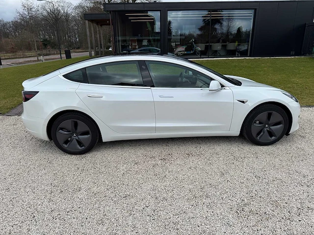 Tesla - model 3 - stnd.rwd plus 60 kwh - g-484-px - 2019 - afbeelding 13 van  23