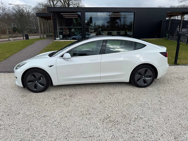 Tesla - model 3 - stnd.rwd plus 60 kwh - g-484-px - 2019 - afbeelding 17 van  23