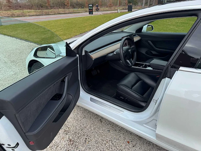 Tesla - model 3 - stnd.rwd plus 60 kwh - g-484-px - 2019 - afbeelding 21 van  23