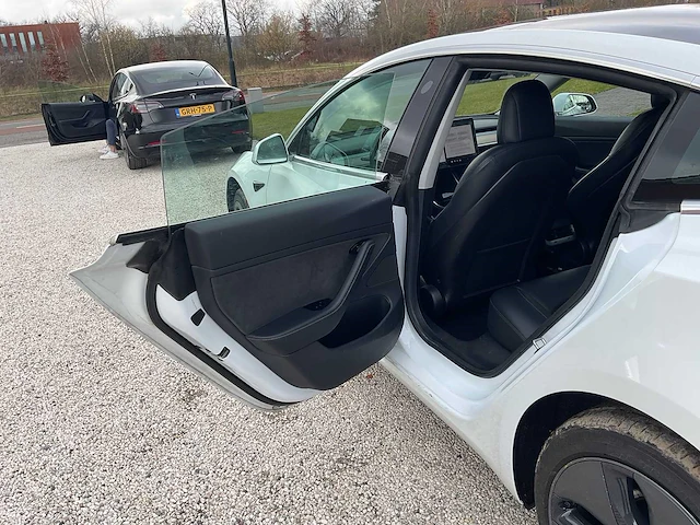 Tesla - model 3 - stnd.rwd plus 60 kwh - g-577-rn - 2019 - afbeelding 3 van  25