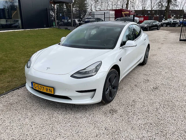 Tesla - model 3 - stnd.rwd plus 60 kwh - g-577-rn - 2019 - afbeelding 1 van  25