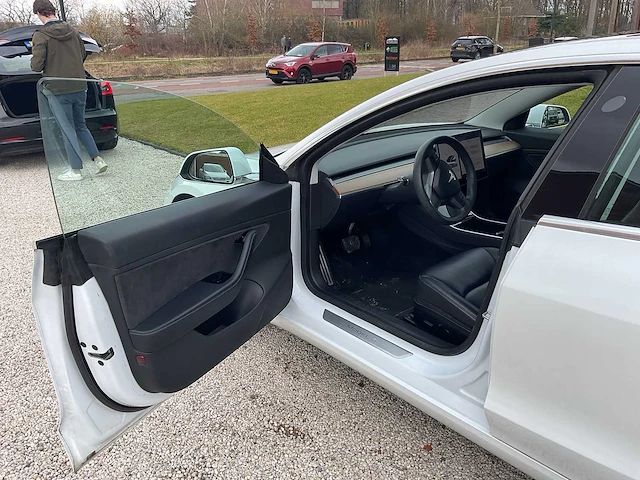 Tesla - model 3 - stnd.rwd plus 60 kwh - g-577-rn - 2019 - afbeelding 23 van  25