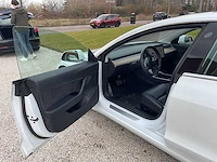 Tesla - model 3 - stnd.rwd plus 60 kwh - g-577-rn - 2019 - afbeelding 23 van  25