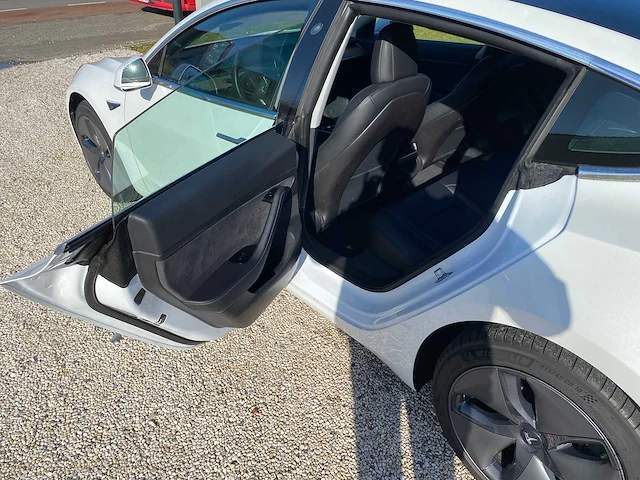 Tesla - model 3 - stnd.rwd plus 60 kwh - g-860-rd - 2019 - afbeelding 3 van  25