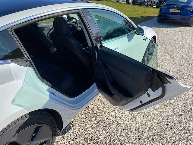 Tesla - model 3 - stnd.rwd plus 60 kwh - g-860-rd - 2019 - afbeelding 8 van  25