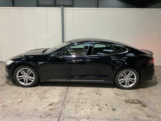 Tesla - model s - p85 - free supercharging - 2013 - afbeelding 23 van  29