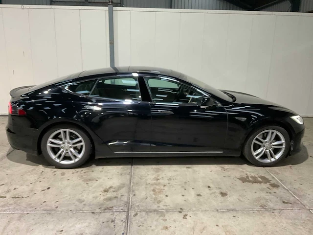 Tesla - model s - p85 - free supercharging - 2013 - afbeelding 24 van  29