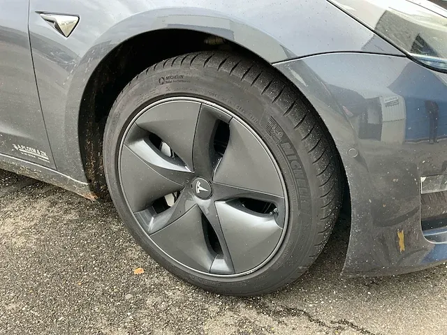 Tesla model 3 long range personenauto - afbeelding 13 van  23