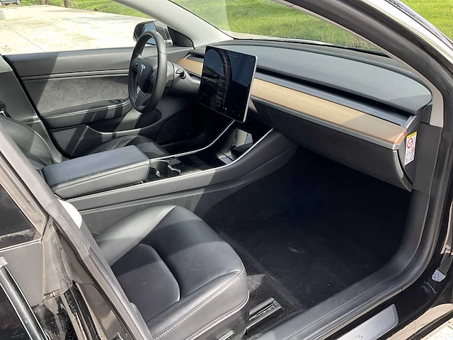 Tesla model 3 standard plus personenauto - afbeelding 18 van  30