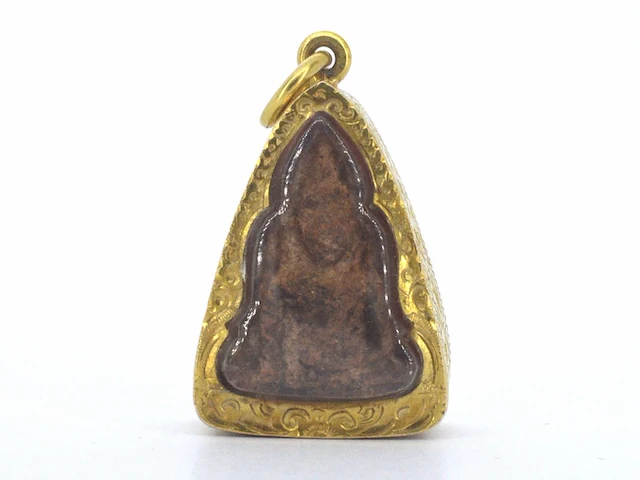 Thaise phra - heilige klei amulet in gouden kast - afbeelding 1 van  7