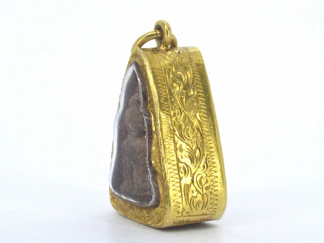 Thaise phra - heilige klei amulet in gouden kast - afbeelding 2 van  7