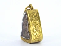 Thaise phra - heilige klei amulet in gouden kast - afbeelding 2 van  7